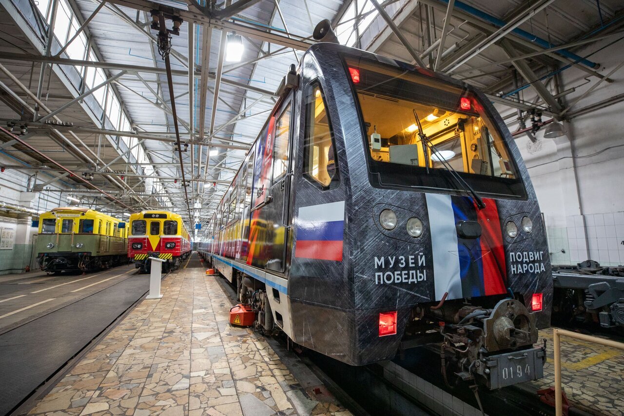 В московском метро запустили состав с экспозицией Музея Победы | Москва на  Раёнзе