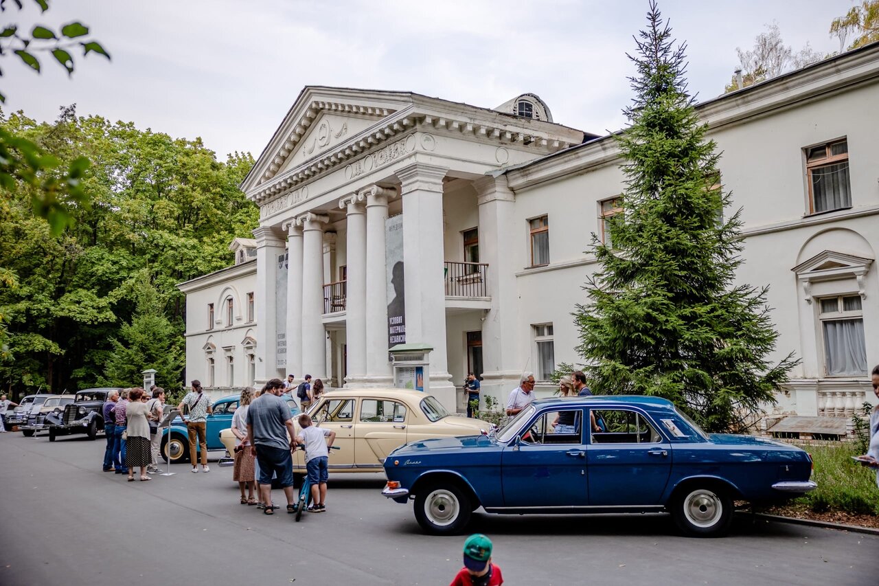 Выставка ретро-автомобилей в Доме творчества Переделкино | п ДСК  