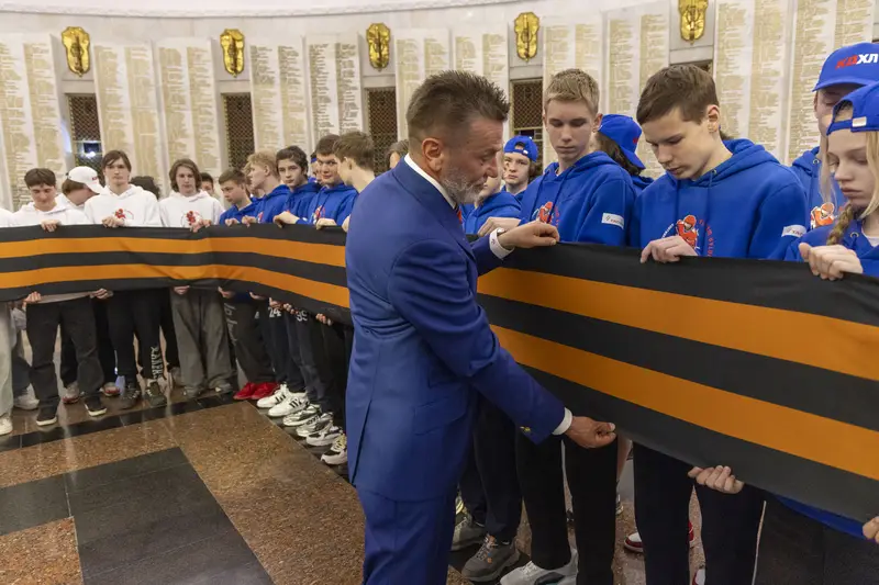 100-метровую георгиевскую ленту развернули юные хоккеисты в Музее Победы