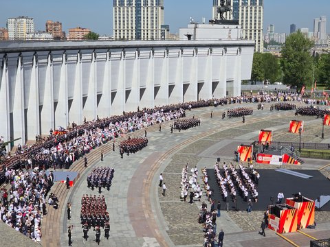 Парад кадет у стен Музея Победы