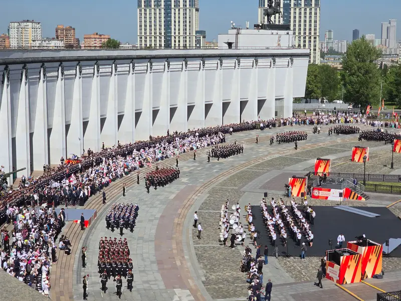 Парад кадет у стен Музея Победы