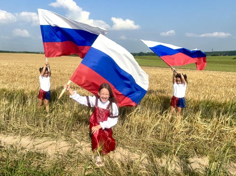 Участники флешмоба Музея Победы ко Дню российского флага