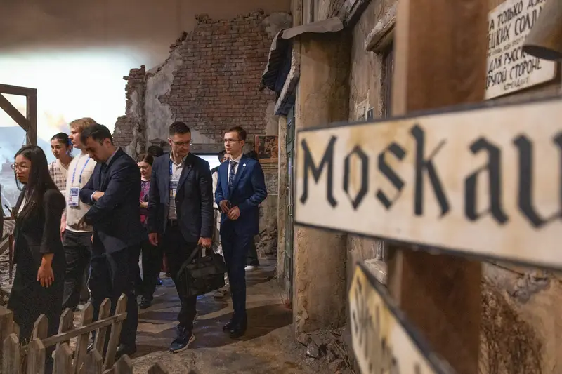 Иностранцы выразили благодарность России в Музее Победы