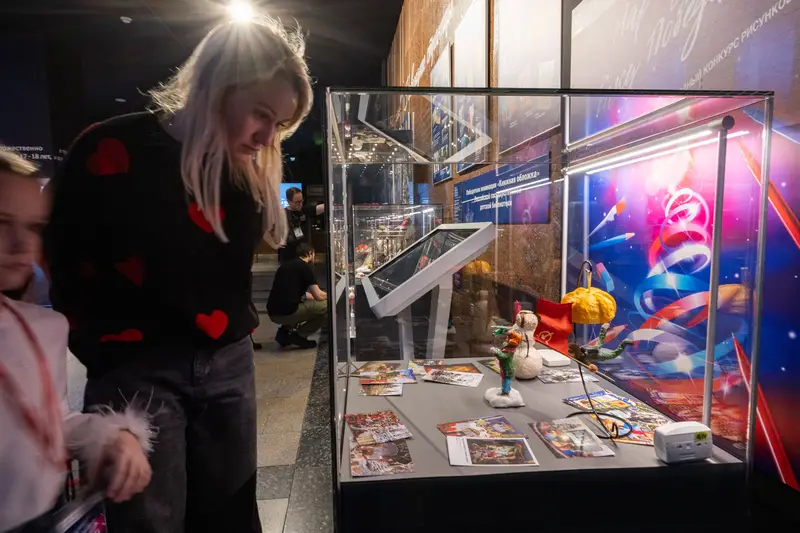 Посетители новогодней выставки Музея Победы