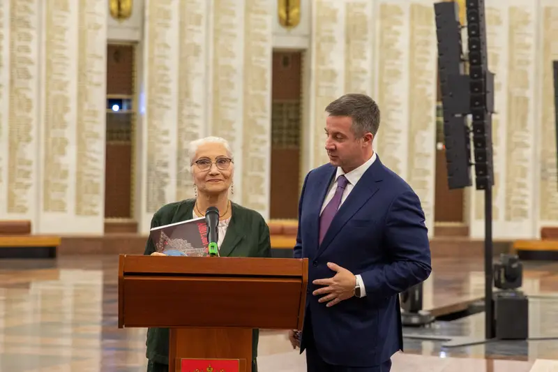 Передача книги об ордене «Победа» в Музее Победы