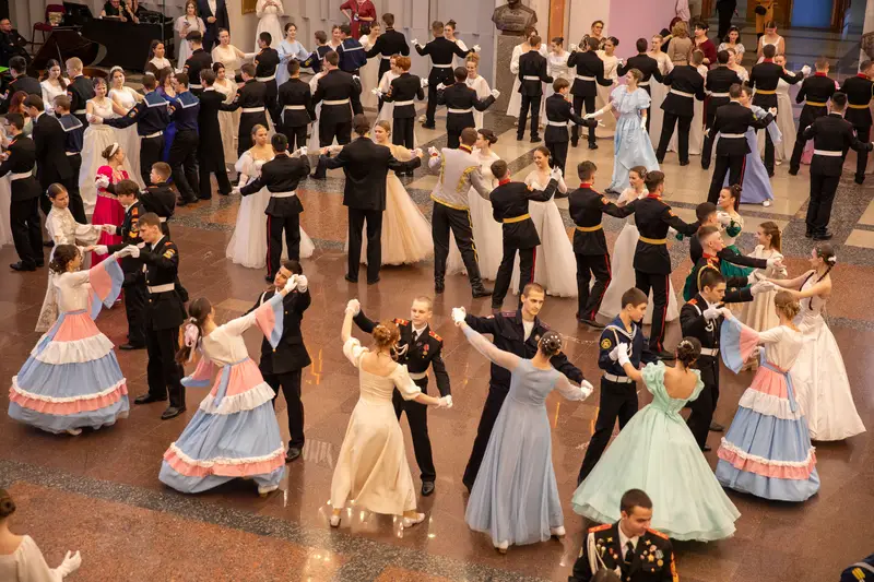 Около 300 участников объединил кадетский бал в Музее Победы