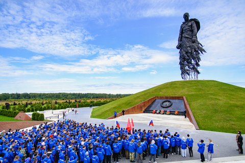 День флага у Ржевского мемориала Советскому солдату