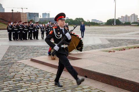 Смена караульных на Посту №1 у стен Музея Победы