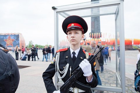 Кадеты на вахте Почетного караула у стен Музея Победы