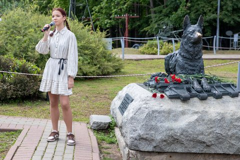 Юная поэтесса читает стихи о четвероногих героях на фестивале «День фронтовой собаки»