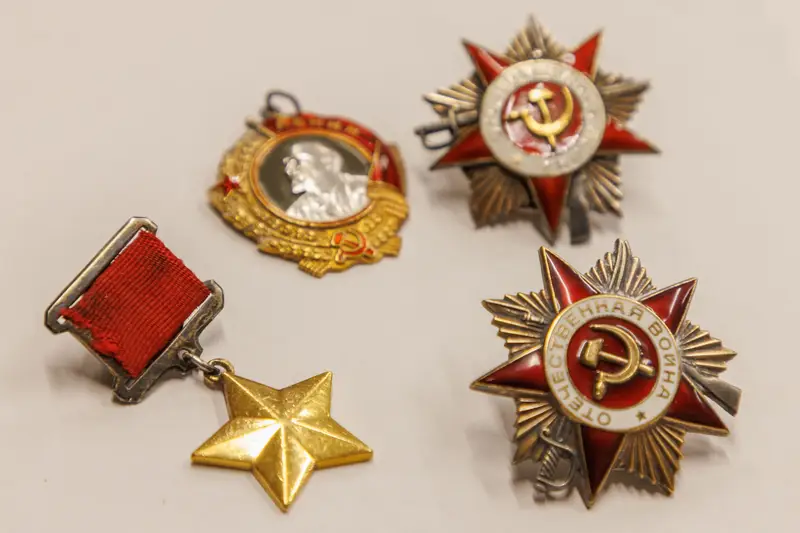 Награды Героя Советского Союза старшего лейтенанта Василия Иосифовича Левицкого, переданные в дар Музею Победы