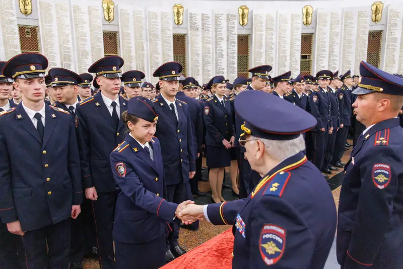 Первые офицерские погоны будущим выпускникам вручили в Музее Победы