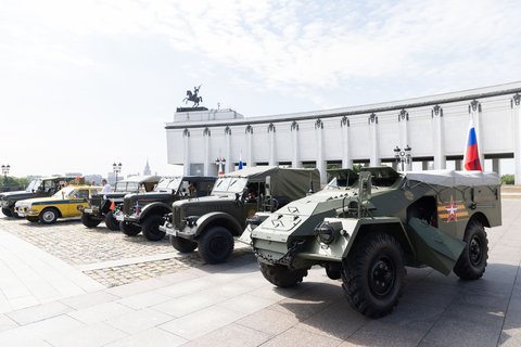 Бронепробег «Дорога мужества» около Музея Победы