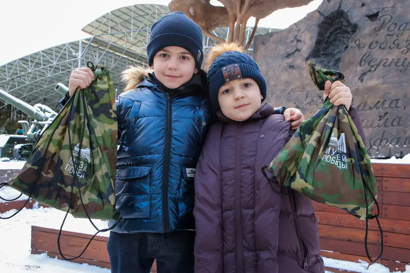 В Музее Победы школьникам рассказали, как Дед Мороз защищал Родину