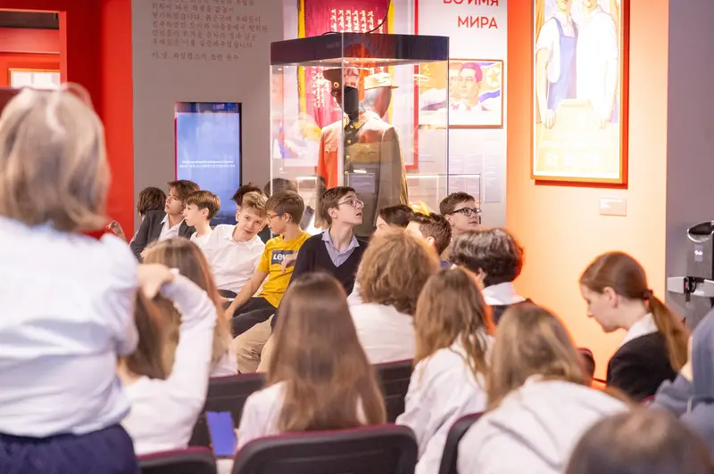 Школьники на занятии в Музее Победы