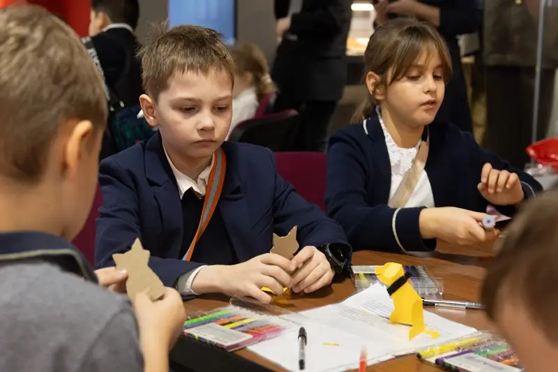 Школьников в Музее Победы познакомили с четвероногими героями