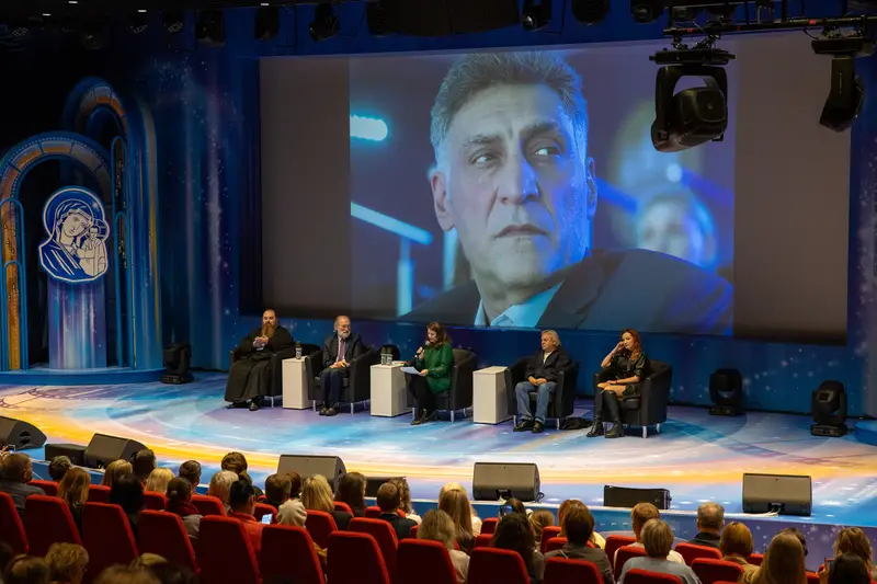 Известные актеры пообщались со зрителями в Музее Победы