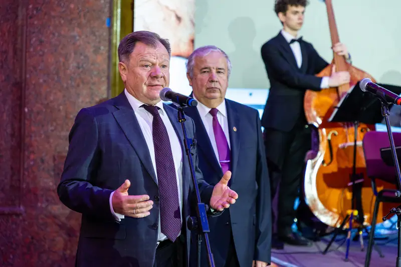 Игорь Бутман передал Музею Победы картину, посвященную погибшим музыкантам