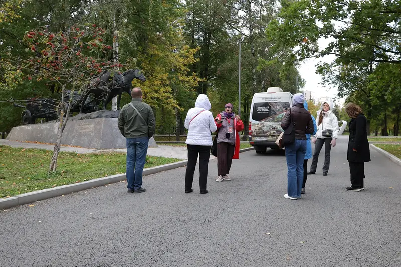 Гиды Музея Победы познакомили москвичей с памятниками и мемориалами на Поклонной горе