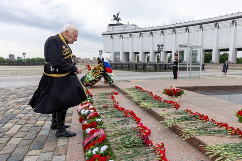 Возложение цветов представителями Республики Северная Осетия около Музея Победы