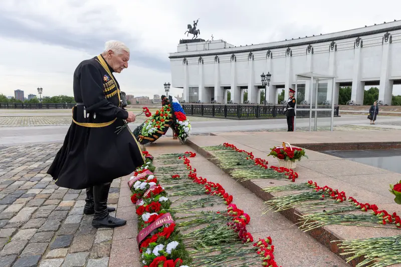 Возложение цветов представителями Республики Северная Осетия около Музея Победы