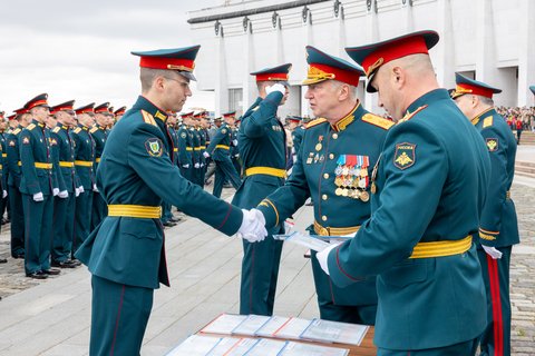 Выпуск Военного университета им. Александра Невского возле Музея Победы