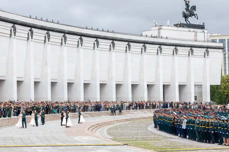 Возле Музея Победы на Поклонной горе прошла церемония выпуска офицеров Военного университета Минобороны России