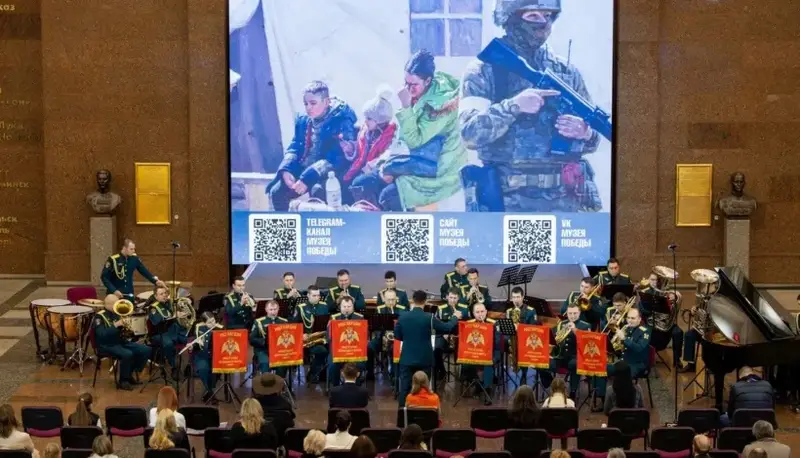 Военный оркестр выступил в Музее Победы