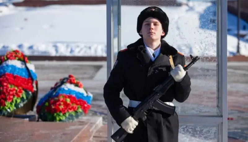 Московские кадеты отстояли почетную вахту у стен Музея Победы