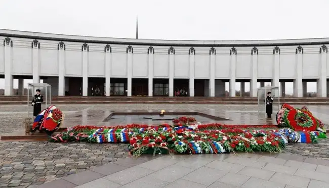 У стен Музея Победы кадеты заступили на Пост № 1