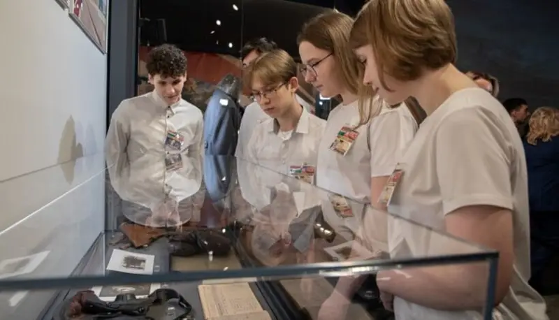 Школьники в Музее Победы узнают о добровольцах в годы войны