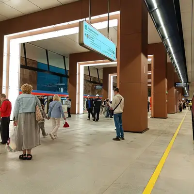 Академическая с пассажирами и женщиной