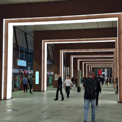 Академическая с пассажирами и работником метрополитена