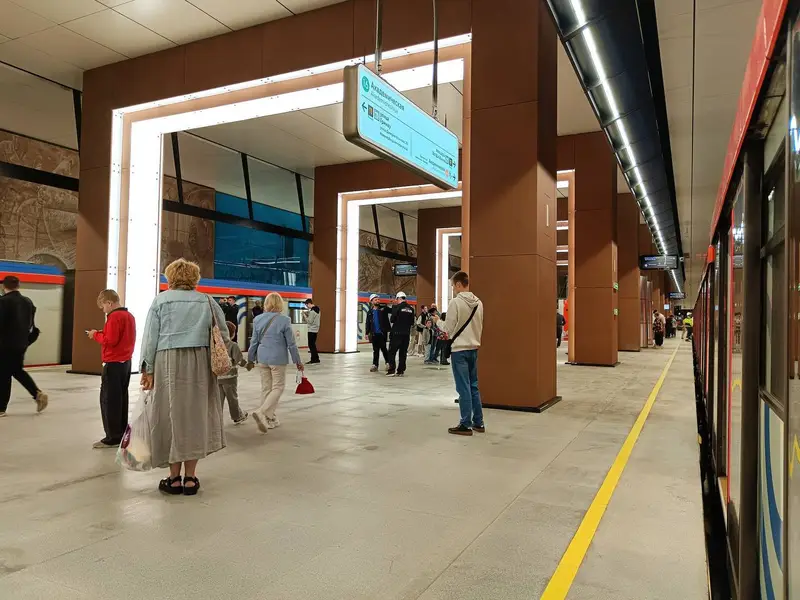 Академическая с пассажирами и женщиной