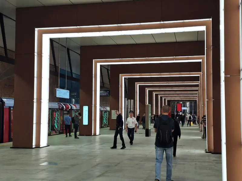 Академическая с пассажирами и работником метрополитена