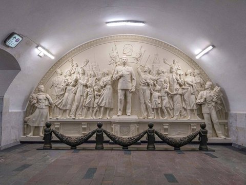 Барельеф на станции метро Таганская
