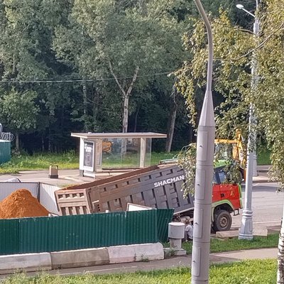 Грузовик провалился в Троицке на Академика Черенкова 21 июля