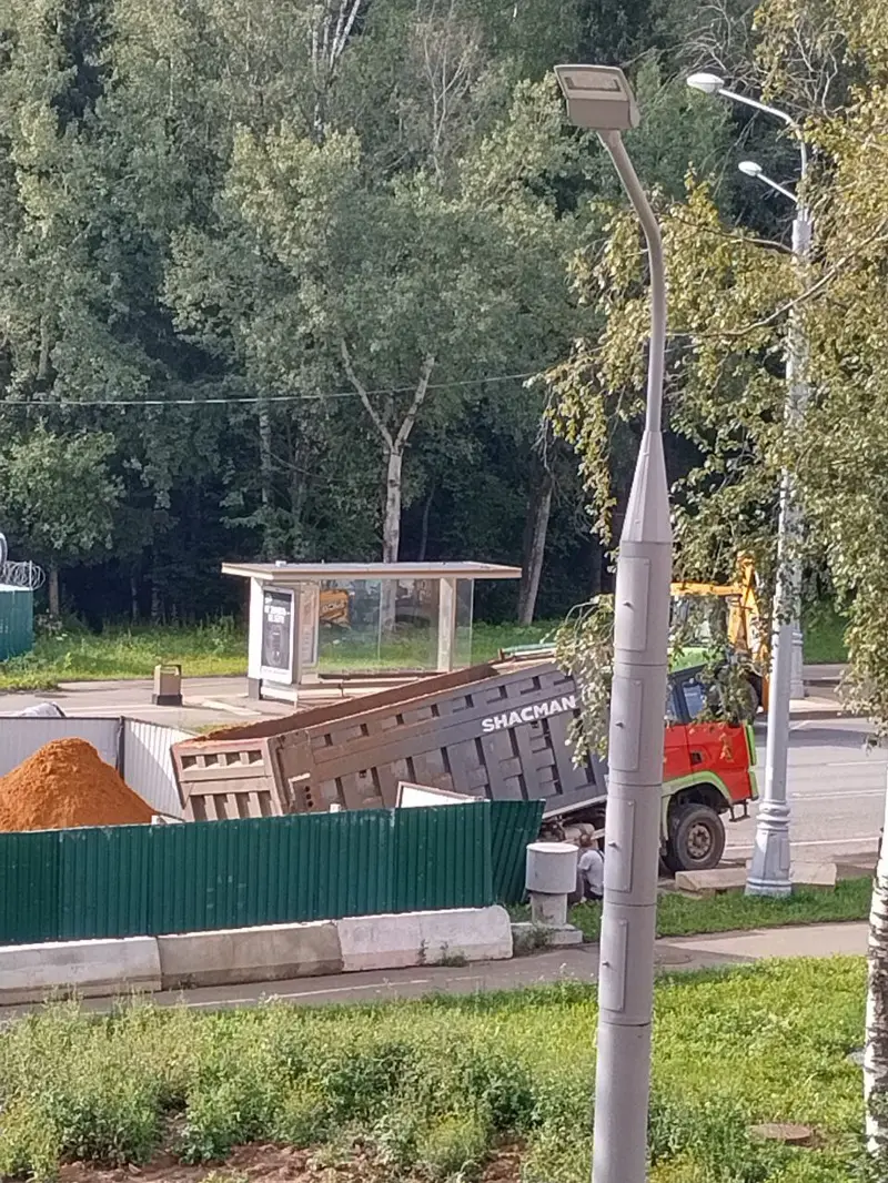 Грузовик провалился в Троицке на Академика Черенкова 21 июля