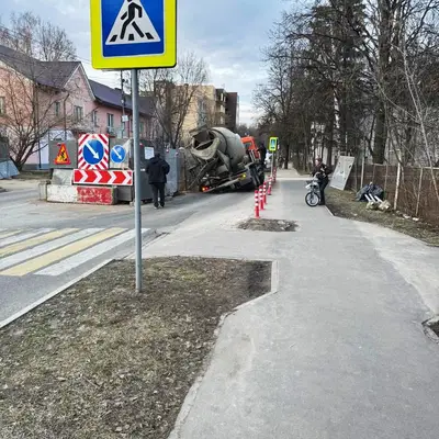 Колесо бетономешалки ушло под асфальт в Троицке