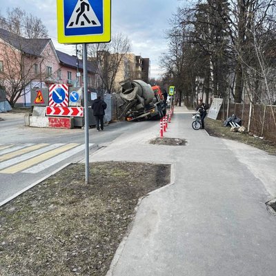 Колесо бетономешалки ушло под асфальт в Троицке