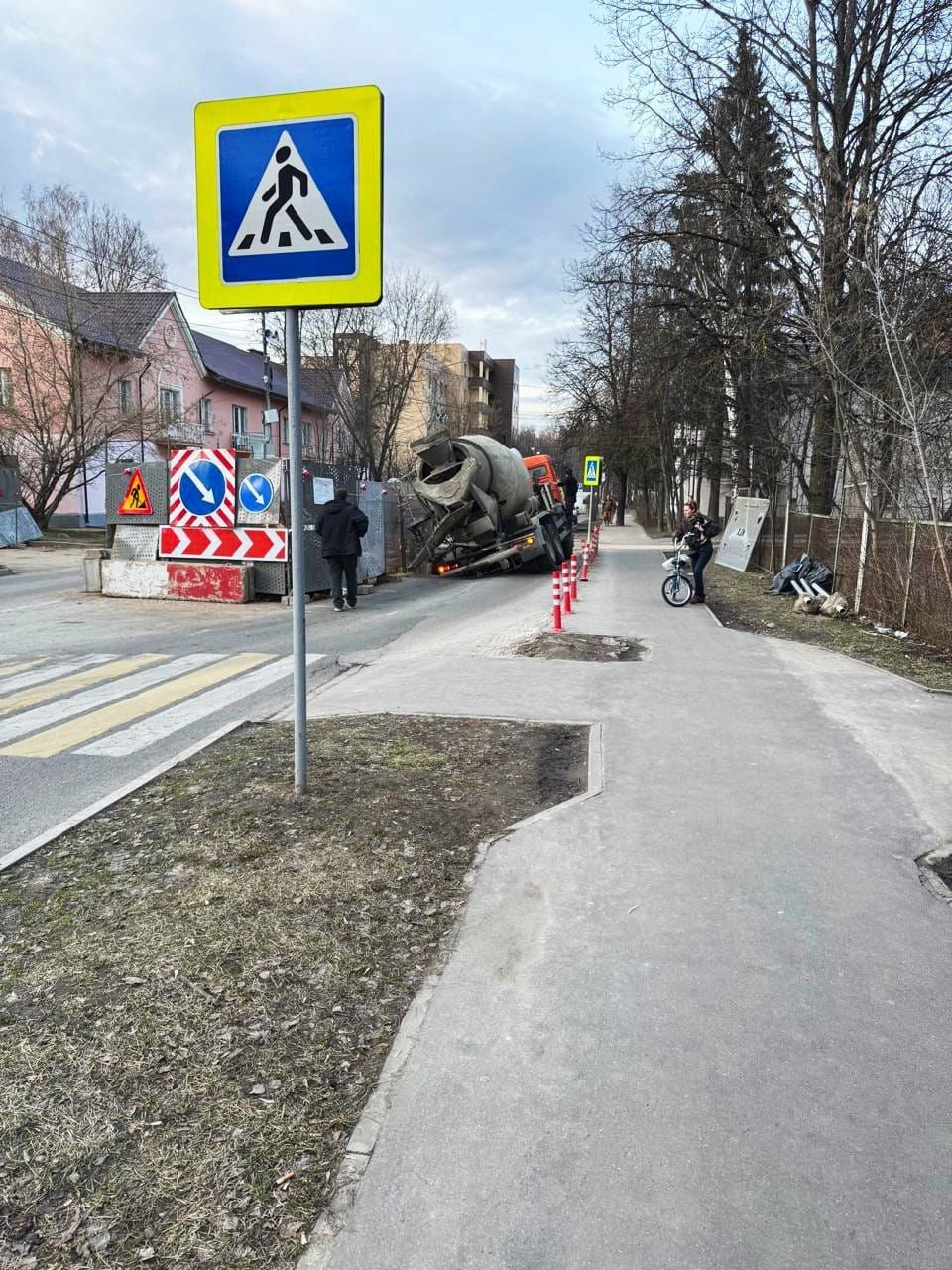 Колесо бетономешалки ушло под асфальт в Троицке