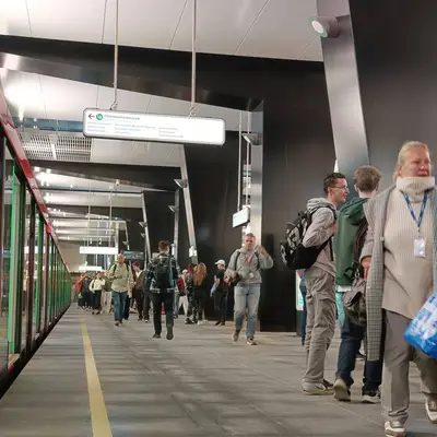 Крымская с пассажирами и поездом