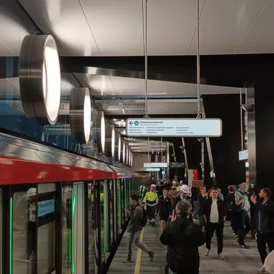 Крымская с пассажирами - и работниками метрополитена