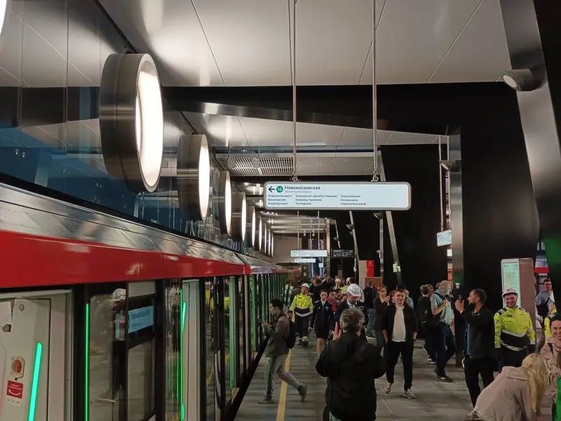 Крымская с пассажирами - и работниками метрополитена