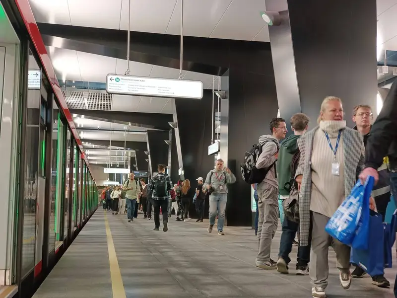 Крымская с пассажирами и поездом