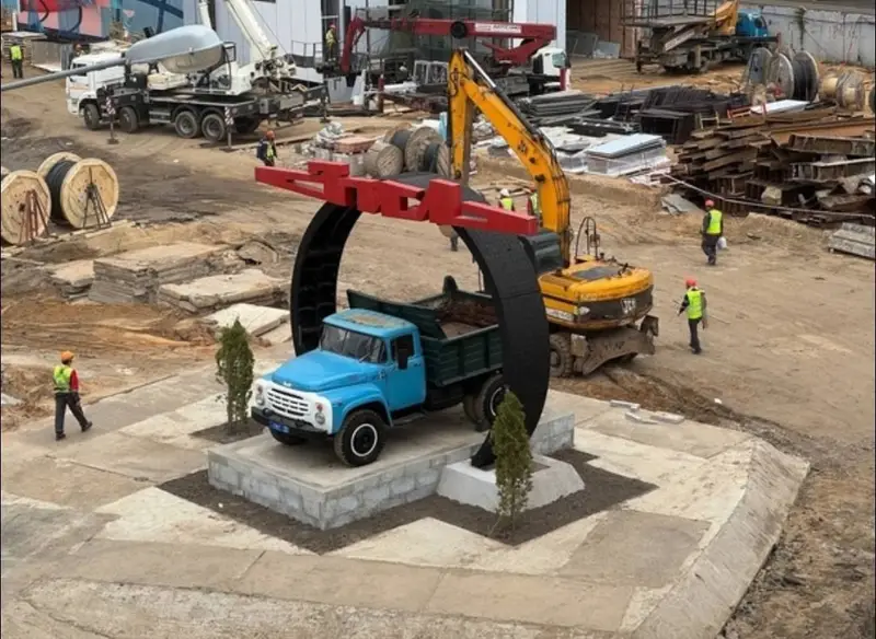 Памятник ЗИЛу