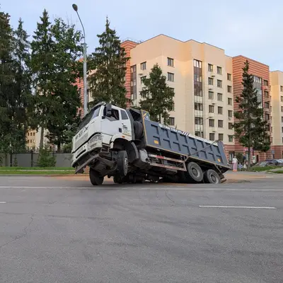 Первый самосвал на ул. Академика Черенкова - 2