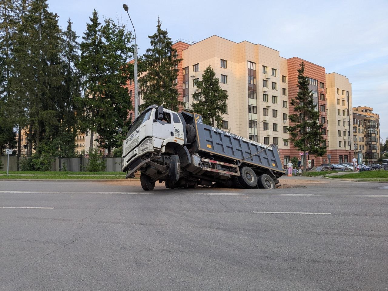 Первый самосвал на ул. Академика Черенкова - 2