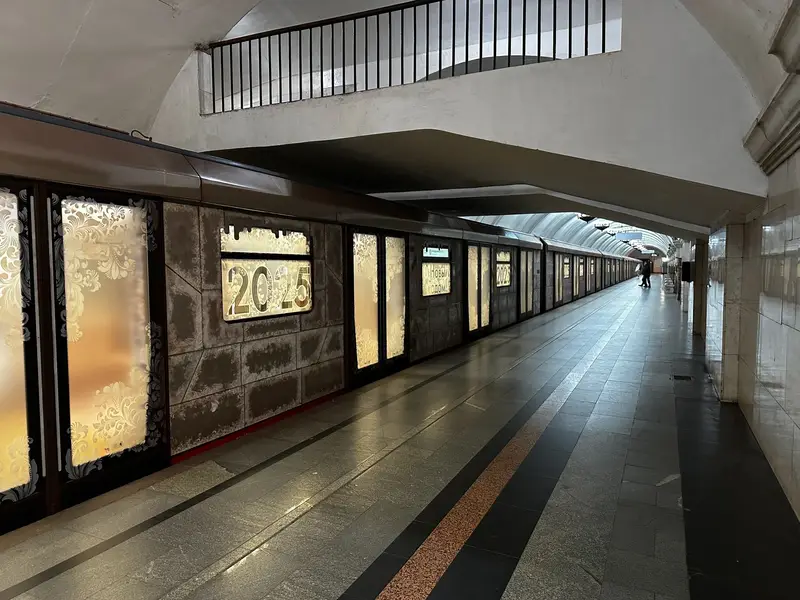 Поезд метро Новый год 2025