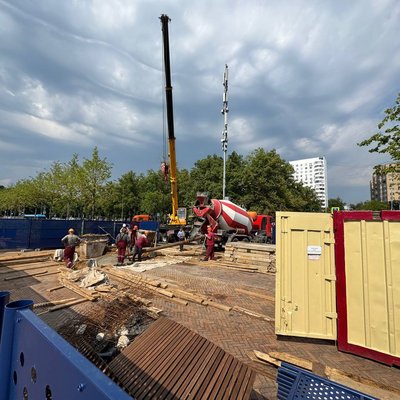 Рабоыт установки памятника метростроителям